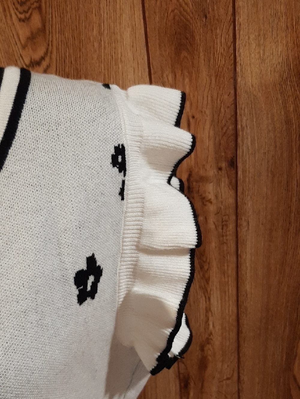 🥀🍋NWT BiBi White and Black Flutter-Sleeved Floral Knit Top (XL)🥀 - Picture 3 of 7